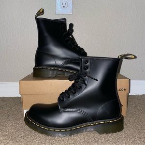 LIKE NEW Dr. Martens 1460 Smooth Leather Boots